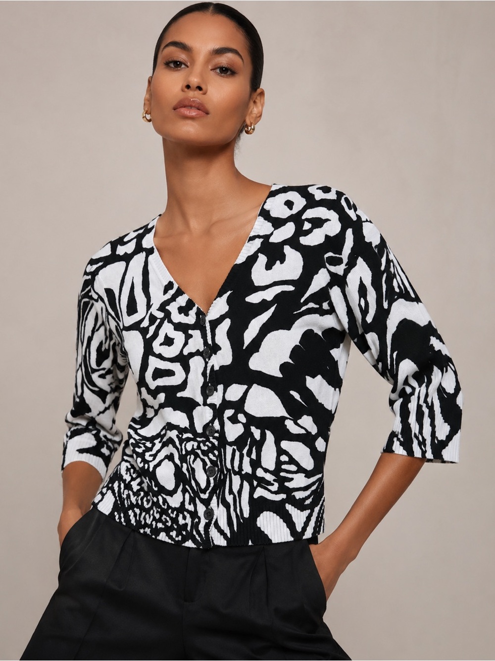 Black and White abstract Patterned V-Neck 100% Cotton Cardigan L Art to wear